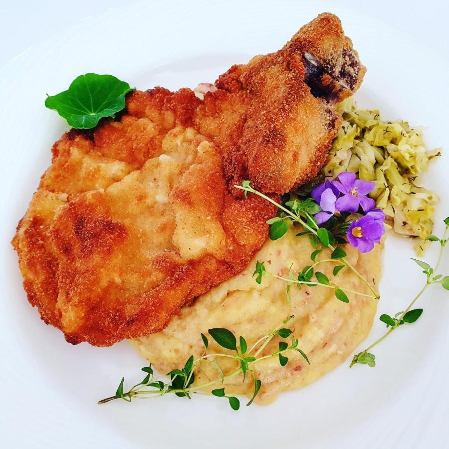 Boutique Odyseja & Spa チェホチネク エクステリア 写真 Schnitzel with mashed potatoes and sauerkraut