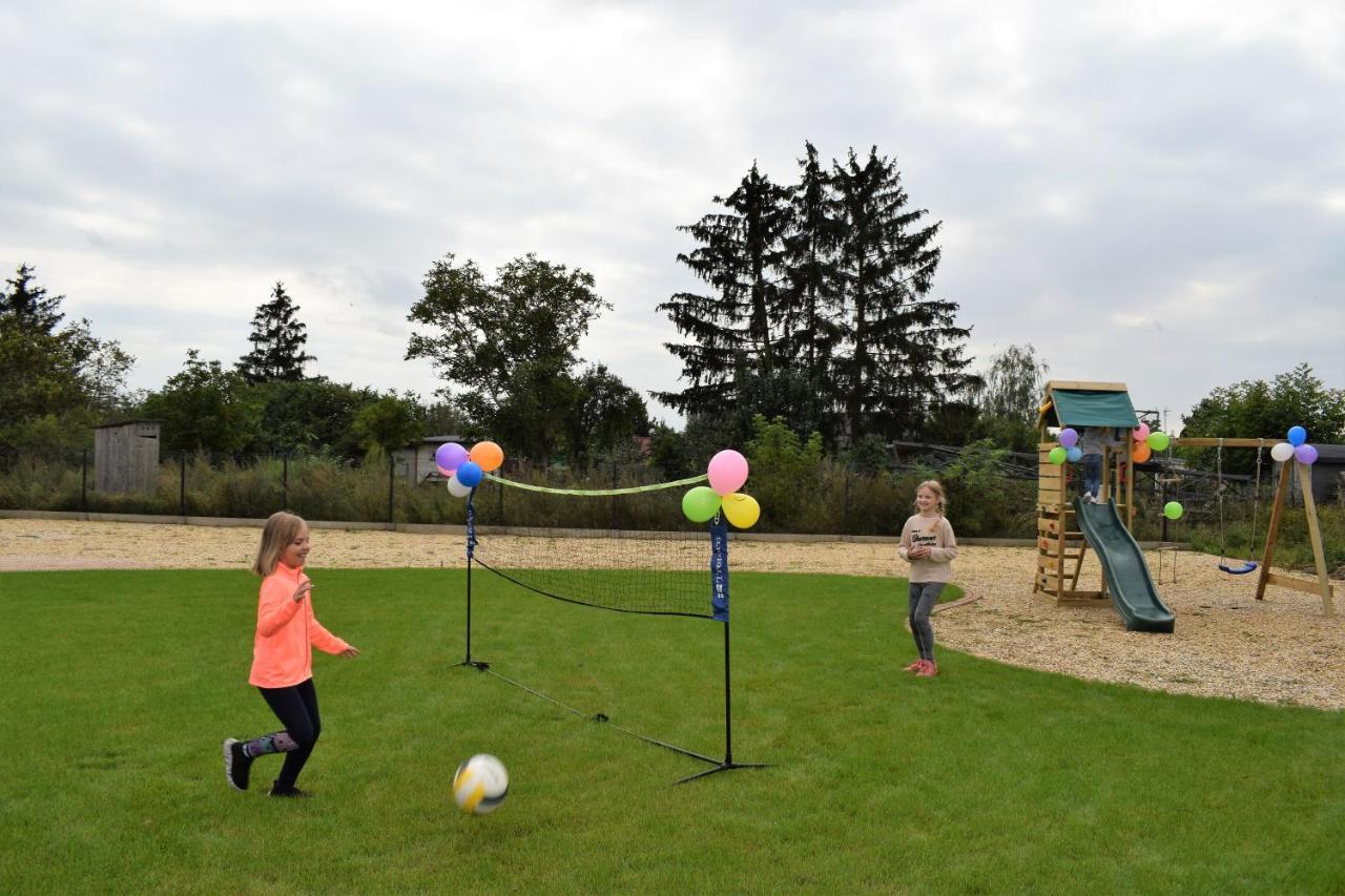 Boutique Odyseja & Spa チェホチネク エクステリア 写真 Children playing balloon tennis