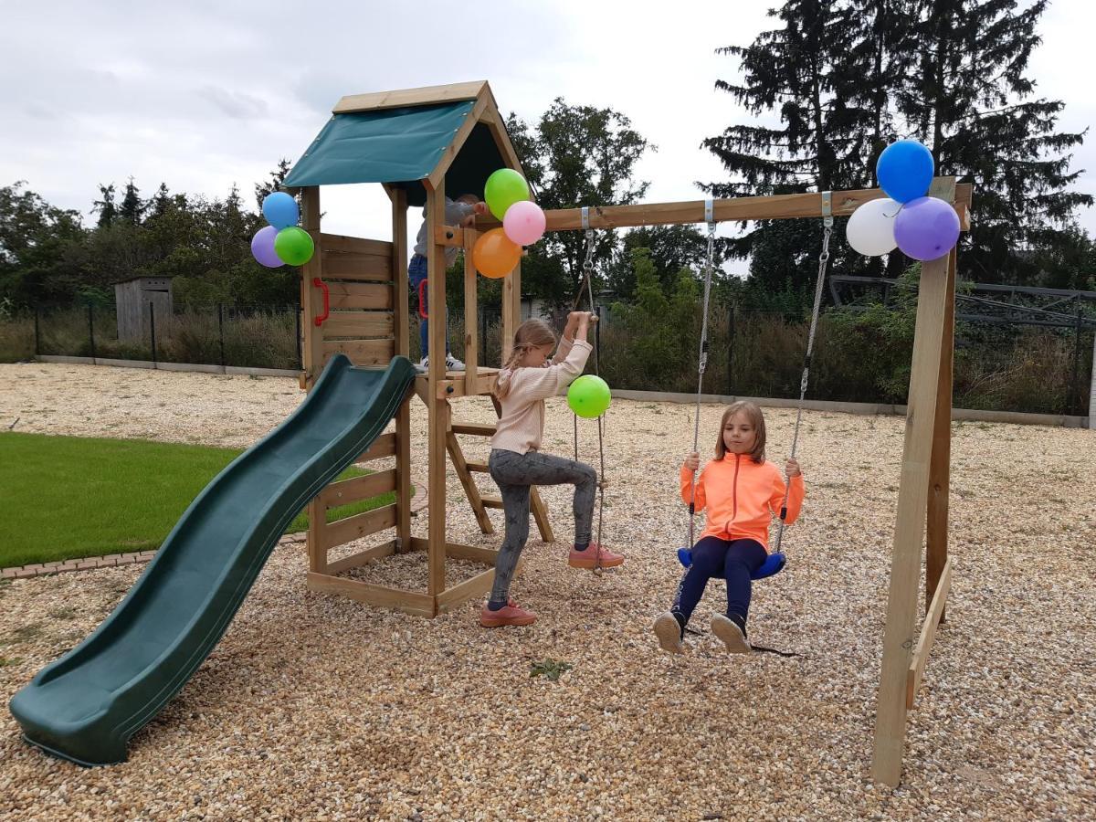 Boutique Odyseja & Spa チェホチネク エクステリア 写真 Playground in the village