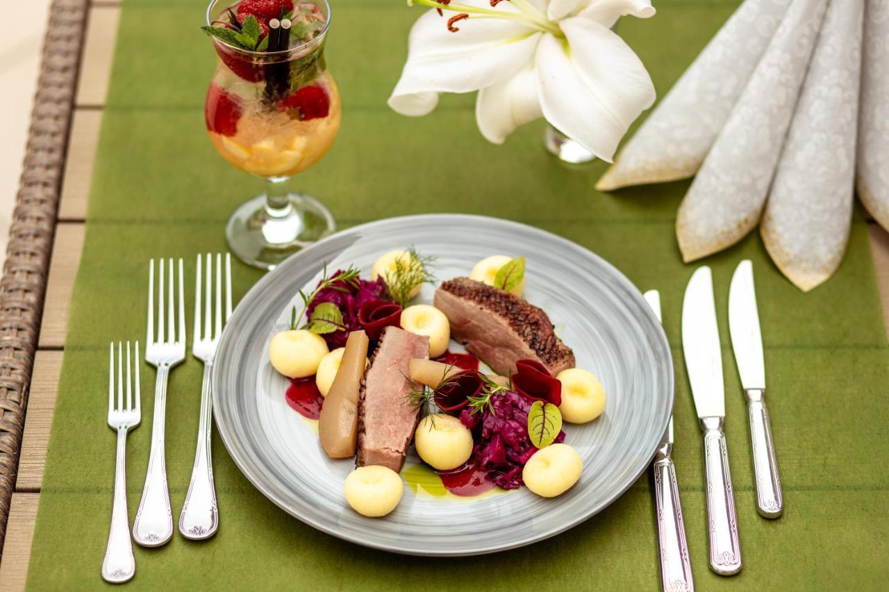 Boutique Odyseja & Spa チェホチネク エクステリア 写真 A duck confit salad