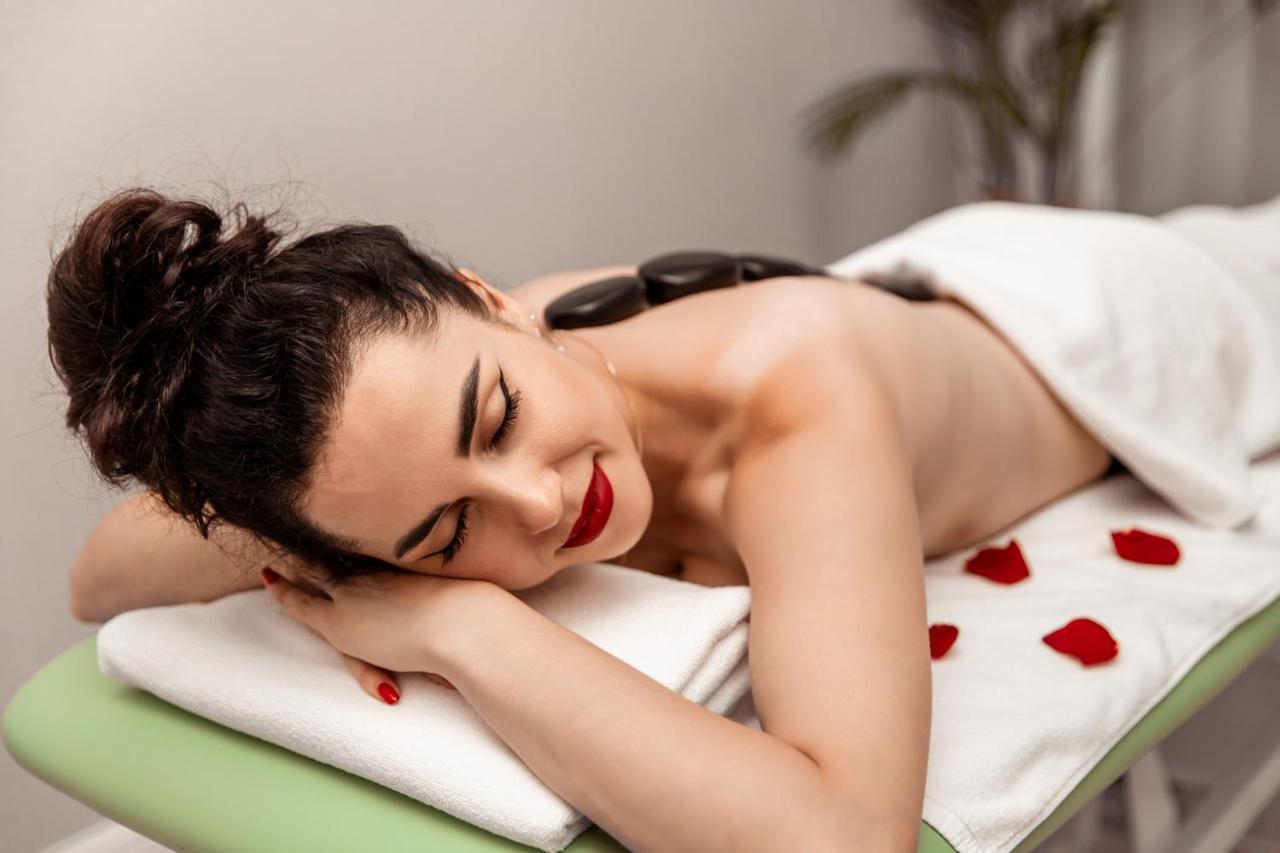 Boutique Odyseja & Spa チェホチネク エクステリア 写真 A woman receiving a hot stone massage