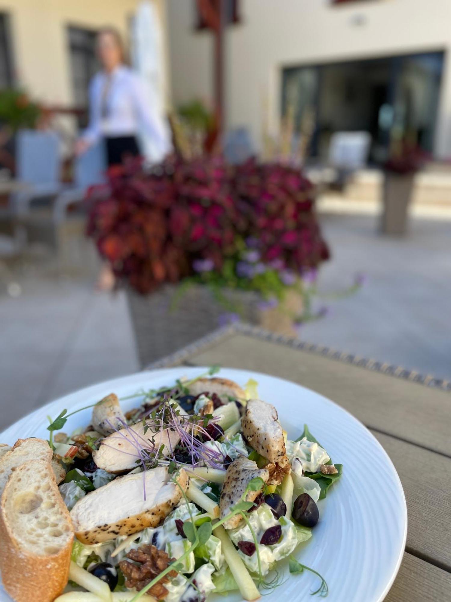 Boutique Odyseja & Spa チェホチネク エクステリア 写真 A salad at the restaurant