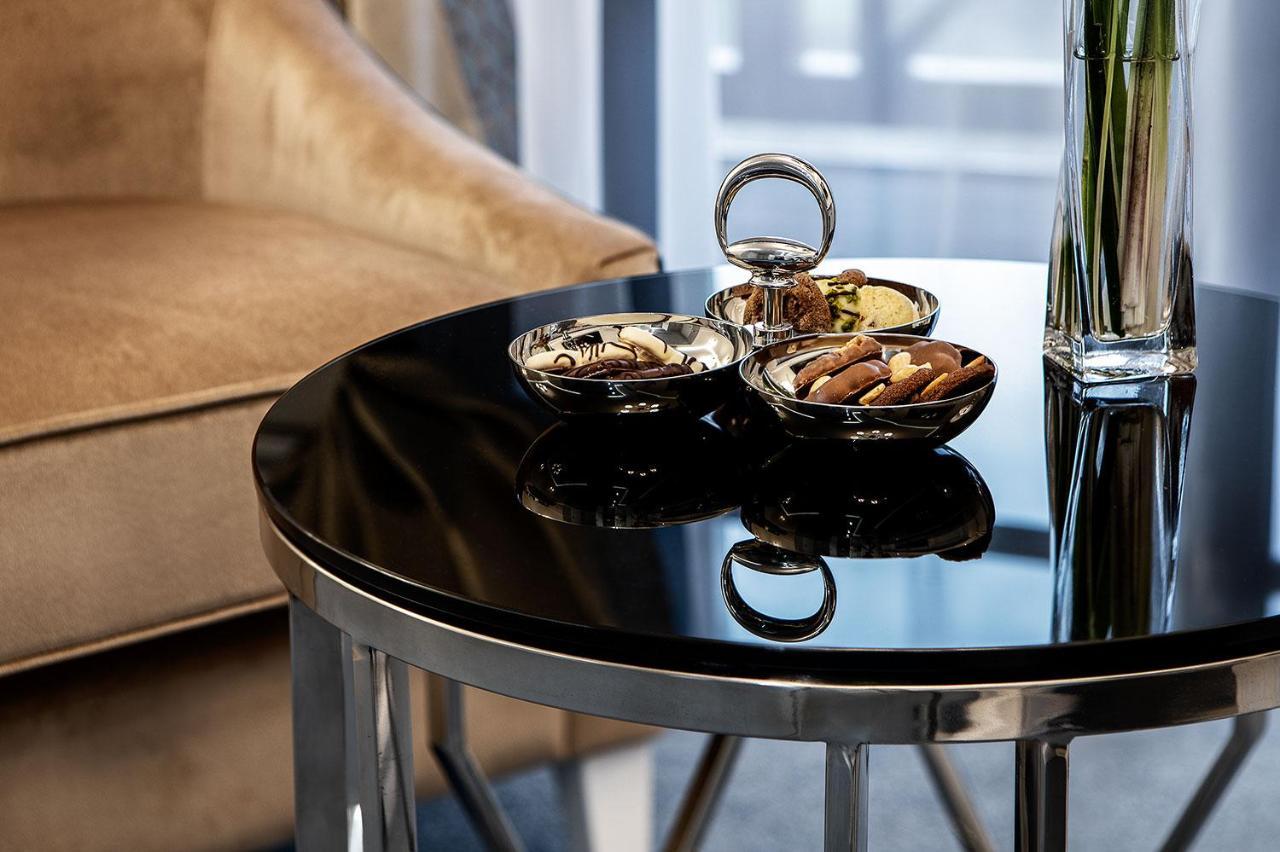 Boutique Odyseja & Spa チェホチネク エクステリア 写真 A table with a black glass top