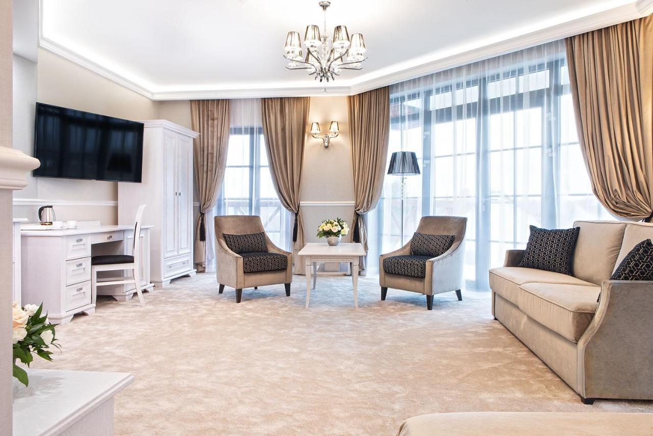 Boutique Odyseja & Spa チェホチネク エクステリア 写真 A suite at the hotel