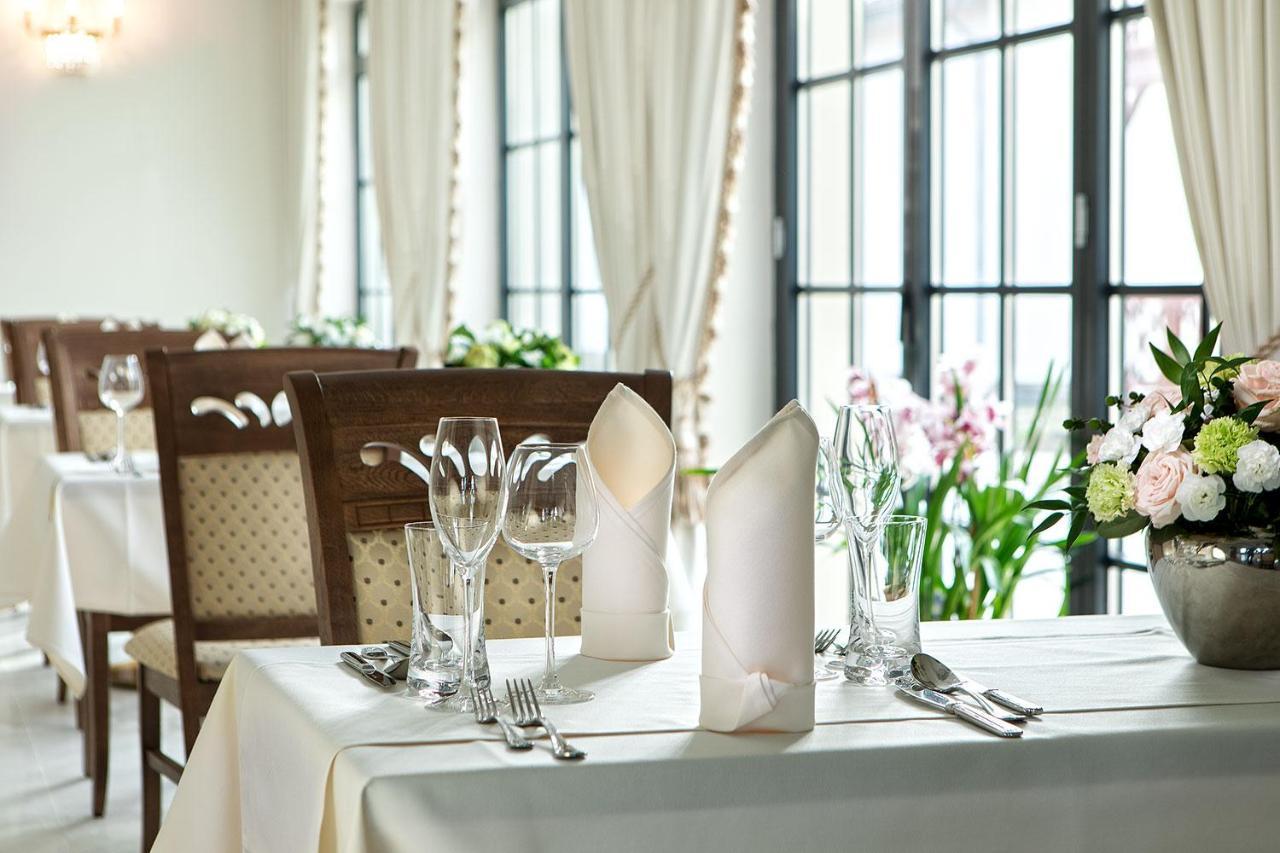 Boutique Odyseja & Spa チェホチネク エクステリア 写真 A table set for fine dining